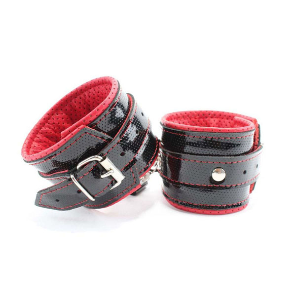 Лаковые чёрно-красные перфорированные наручники