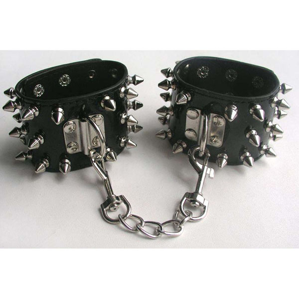 Черные наручники с металлическими шипами