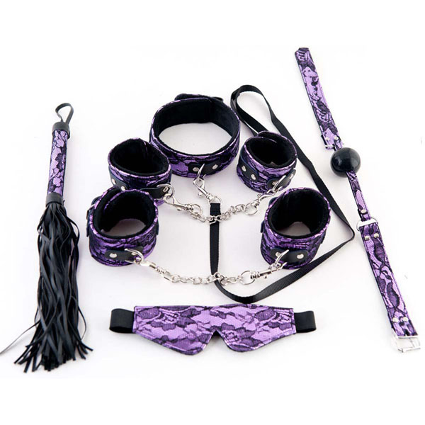 Большой кружевной набор пурпурного цвета: маска, наручники, оковы, ошейник, флоггер, кляп