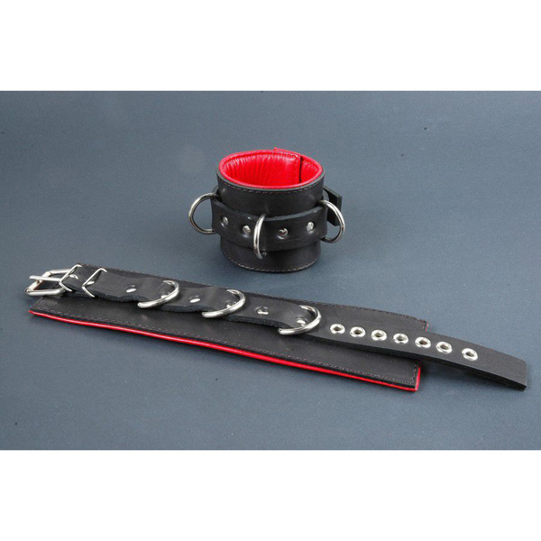 Поддвернутые чёрные наручники с застежкой-ремешком и красной изнанкой