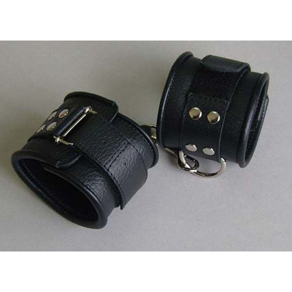 Чёрные кожаные наручники с ремешком с двумя карабинами