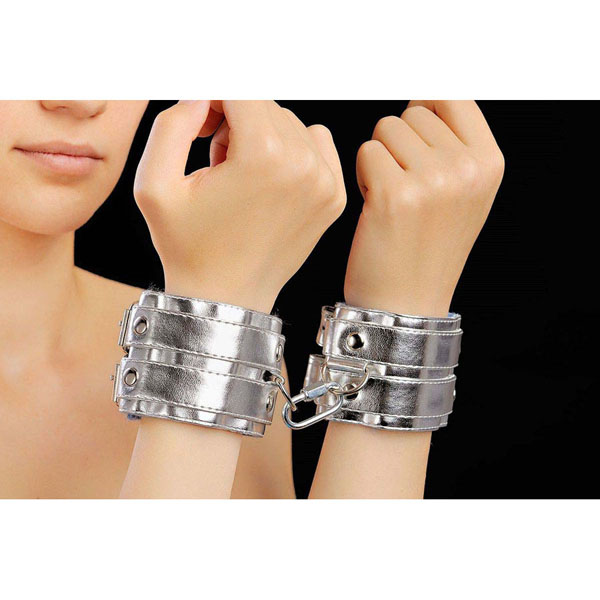 Серебристые наручники с коротким ремешком и никелированной фурнитурой