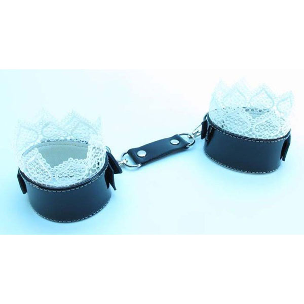 Изысканные чёрные наручники с белым кружевом