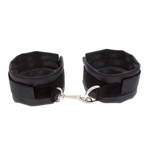 Чёрные полиуретановые наручники с карабином Beginners Wrist Restraints